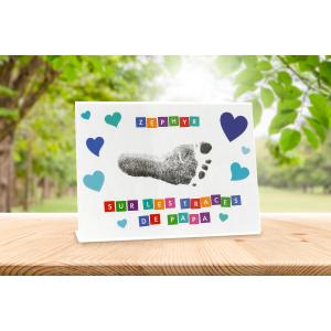 Réalisez un cadre empreinte de pied personnalisé avec bébé pour la fête des parents ! Une activité tendre et facile dès 1 an, avec gommettes et cadre photo.