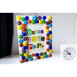 Lors de cette activité, les enfants vont apprendre à réaliser une jolie mosaïque avec des galets de verre colorés afin de décorer un cadre original pour la fête des pères ! Au programme de cette activ