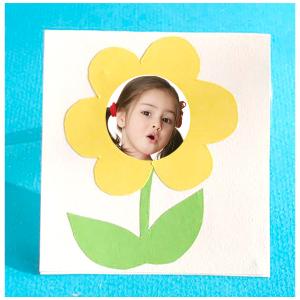 Cadre photo à la fleur jaune pour mettre la photo de l'enfant
