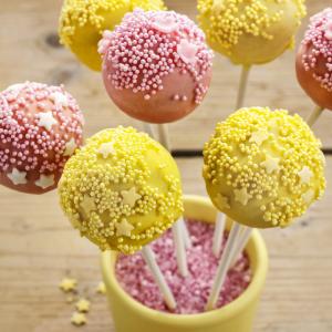 Des petits gâteaux sur des bâtonnets pour un goûter festif pour le Carnaval, Mardi Gras, ou une fête avec les enfants.