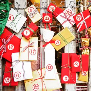Calendrier de l'Avent avec des cadeaux à réaliser facilement pour aider les enfants à patienter avant l'arrivée du Père Noël.