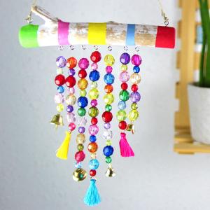 Grâce à des branches de bois flotté, de la peinture, du fil et des jolies perles les enfants vont s'amuser à fabriquer des jolis carillons pour décorer la chambre ou n'importe quelle autre piè