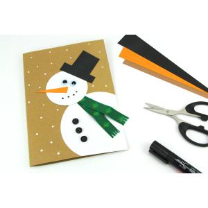 Dans cette activité manuelle sur le thème de Noël, découvrez comment réaliser facilement une carte bonhomme de neige !Avec du papier les enfants vont donc allier découpage et collage pour fabrique