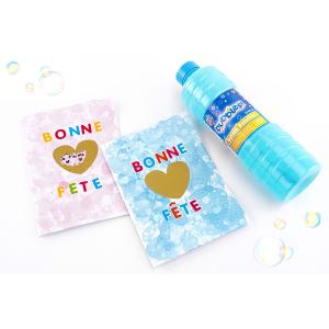 Créez une carte “Bonne fête” avec de la peinture aux bulles ! Une activité sensorielle facile dès 3 ans à découvrir sur 10doigts.fr avec tout le matériel.