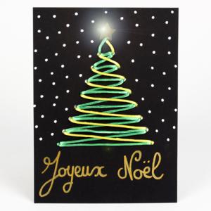 activité de bricolage enfants pour réaliser une carte brodée sapin de Noël