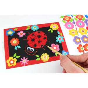 Dans cette nouvelle activité manuelle découvrez une technique qui consiste à utiliser des cartes à gratter adhésives avec fond transparent pour dessiner. Ici afin de dessiner une jolie coccinelle, nou