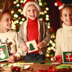 Carte de Noël : toutes nos cartes de voeux pour souhaiter un très joyeux Noël à vos proches et préparer la fête de Noël. Que l'on soit pour les cartes de Noël ou les cartes du nouvel an, retrouvez le
