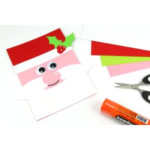 Dans cette activité manuelle sur le thème de Noël, découvrez comment réaliser facilement une carte père Noël !Simplement avec du papier, les enfants vont donc allier découpage et collage pour fabrique