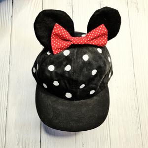 Retrouvez un tuto pour réaliser une casquette minnie DIY facilement et customiser une casquette pour les enfants.