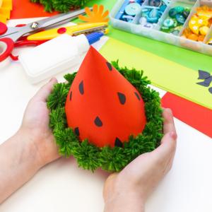 Chapeau de pirate à fabriquer en DIY pour Halloween ou pour une fete sur le theme des enfants. Ce chapeau est facile à réaliser et votre enfant pourra l'utiliser avec un costume de pirate pour un meil