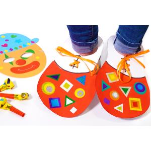 Dans cette activité pour les enfants sur le thème du Carnaval, nous allons apprendre à fabriquer des chaussures géantes en papier épais. Ajoutez à cela notre masque de clown à décorer avec des gommett