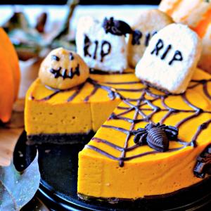 Découvrez comment réaliser ce cheesecake d'Halloween à la carotte et à l'orange. Une jolie façon de faire manger des légumes à vos enfants de manière délicieuse.
Ce gâteau sera parfait pour un goûter