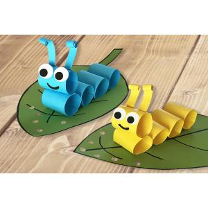 Un bricolage super amusant à faire avec les enfants.Pour fabriquer ces petites chenilles de toutes les couleurs les loulous utiliseront simplement des feuilles de papier, une paire de ciseaux, un marq