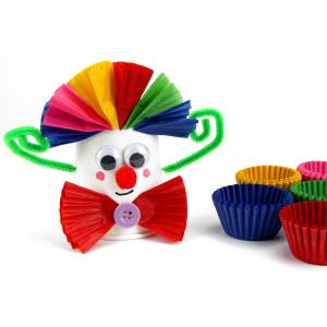 Dans cette activité créative nous allons utiliser des gobelets en carton ainsi que des caissettes en papier afin de fabriquer des clowns rigolos et hauts en couleurs ! Un bricolage facile et a