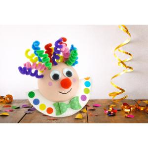 Dans cette nouvelle activité pour les enfants sur le thème du Carnaval nous allons vous montrer comment fabriquer un clown à bascule rigolo en utilisant une petite assiette en carton, une demi-boule e