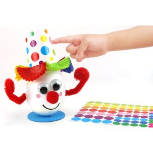Dans cette activité manuelle, nous allons vous montrer comment fabriquer un clown rigolo et coloré ! Pour créer ce personnage indissociable du Carnaval nous avons utilisé un oeuf en polystyrèn