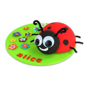 Vos enfants vont s'amuser à fabriquer cette adorable coccinelle dans un jardin.Ils pourront y ajouter pleins de petits accessoires et même leur prénom. Une activité pour les plus petits,