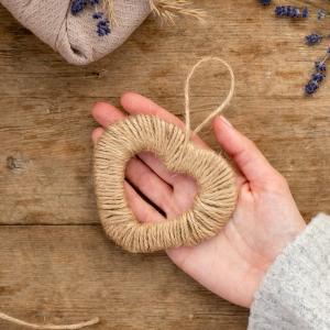 Coeur en carton et en jute