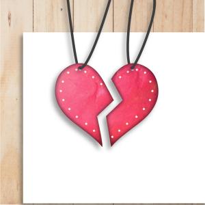 Ce collier de l'amitié DIY est fait en pate a sel et est à offrir à sa meilleure amie ou son meilleur ami. Ce collier est séparé en deux parties, une partie que l'enfant gardera et l'autre qu'il offri