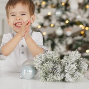Découvrez toutes les techniques pour blanchir un sapin de Noël naturel ou artificiel facilement.