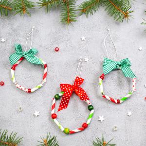 Découvrez les étapes à suivre pour réaliser des suspensions pour le sapin à partir de pailles en cartons et de perles. Une activité très simple à faire à l'approche de Noël qui sera parfaite à faire a