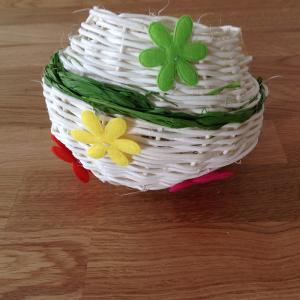 Une activité manuelle à faire avec les enfants pour réaliser un panier en osier en rotin. Ce panier sera idéal pour la chasse aux œufs de paques ou en décoration pour votre table ou la maison. Un bric