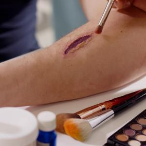 Les étapes pour faire une fausse plaie et avoir un maquillage effrayant à Halloween