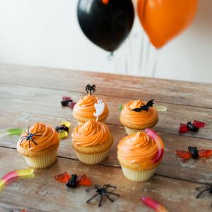 La fête d'Halloween est très populaire aux Etats-Unis avec des maisons décorées intégralement et des costumes très sophistiqués. En France, l'événement est de plus en plus populaire : décoration de la