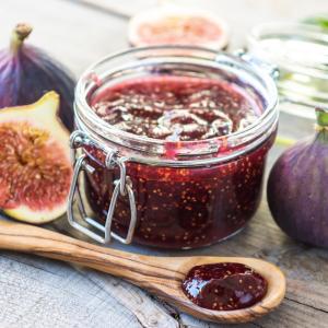Septembre est le mois idéal pour la préparation de la confiture de figue. Gorgées des soleil elles ensoleillent votre cuisine. La confiture de figue est aussi bonne sur des tartines de pain qu'en acco