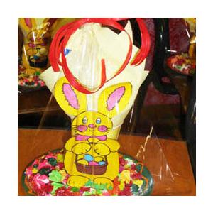 Bricolage expliqué et illustré de photos pour réaliser un lapin de Pâques garnis de chocolats.