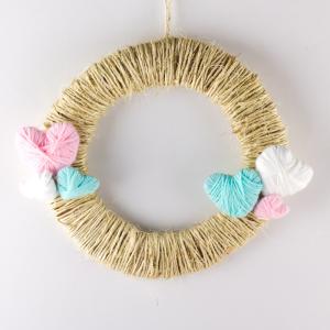 La couronne de la Saint Valentin de Tête à modeler est une jolie couronne en laine pleine de petits coeurs  en laine.