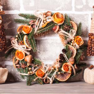 Une couronne de Noël avec des oranges séchées