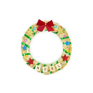 Pour Noël vous allez pouvoir fabriquer une superbe décoration murale en collant des jolis accessoires sur une couronne en paille ! Une activité facile à faire en famille pour les fêtes ! Conseil : col
