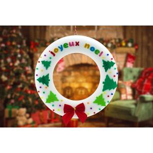 Dans cette nouvelle activité facile de Noël, nous allons fabriquer une décoration murale en décorant une jolie couronne ! Pour cela, les enfants utiliseront des stickers et des épingles colorées en pl