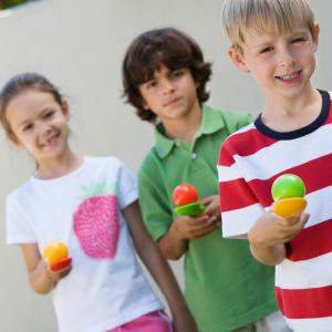 La course à la cuillère : La course à la cuillère, une idée simple pour animer les fêtes d'enfants. Il suffit d'une cuillère pour une grande partie de rire !