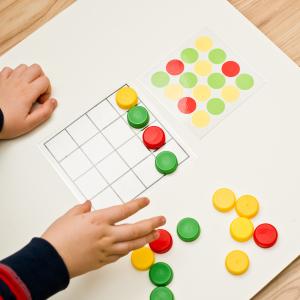 Activité sensorielle enfant Montessori pour libérer les animaux de la glace. Une activités pour les grands et les plus petits qui les amusera beaucoup. copie copie
