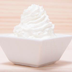 Cette recette inratable de creme chantilly sera parfaite pour tous vos desserts. Dans un milkshake, sur un gateau, avec des fruits. C'est une recette simple et inratable faite avec un robot qui regale