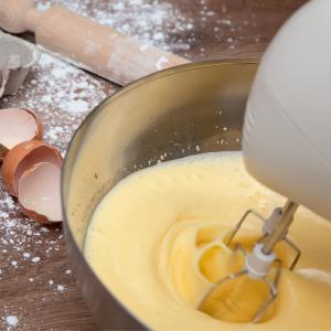 La crème pâtissière est une crème facile à faire et pratiquement inratable. Une simple crème pâtissière vous permettra de sublimer vos desserts en un tour de main et de réaliser des desserts un peu pl