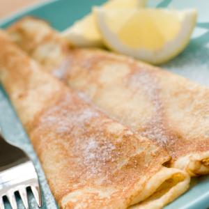 Recette de crêpes toutes simples à déguster avec du sucre et du citron. Une idée toute simple pour manger des crêpes au dessert ou au goûter.