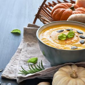 Le velouté de citrouille est un véritable régal pour toute la famille. Coloré, riche en vitamines, une texture onctueuse et un goût légèrement sucré, c'est un plaisir de le retrouver à l'approche de l