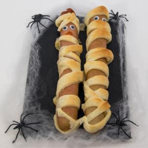 Voici la recette des saucisses momies à base de pâte feuilletée. Une délice à servir à vos invités durant un repas d'Halloween. Attention de nos pas trop en dévorer !