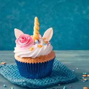 Un cupcake licorne facile à faire ! Les cupcakes sont toujours très séduisants et appétissants avec leur garniture à base de crème, de beurre ou de cheese cream, mais avouons-le nous n'avons pas toujo