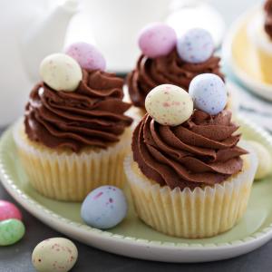 Une recette de cupcake classique sans chocolat à préparer avec ou sans garniture à la crème. Ce cupcake est aussi bon avec que sans garniture, que vous n'aimiez pas les garnitures ou que vous n'ayez p