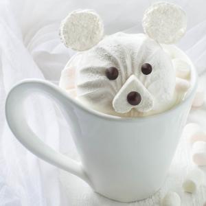 Voici la recette du lait chaud au miel avec sa meringue ours. Une recette sucrée que les enfants vont adorer cuisiner et déguster pendant les journées froides d'hiver. C'est une recette un peu longue 
