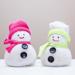 Bricolage pour réaliser des décorations de Noël : Des petits bonhommes de neige à faire en tissus ou en feutrine