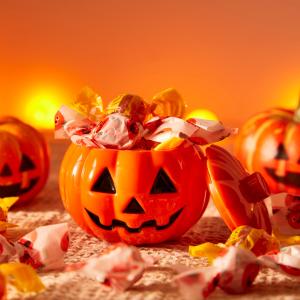 Fêtez Halloween sans vous ruiner ! Découvrez 10 astuces simples et économiques pour une fête aussi amusante qu’écologique. À vos citrouilles (récupérées) !