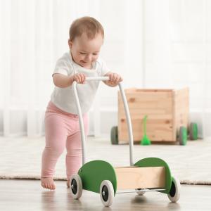 Les déambulateurs pour bébé sont tous les jouets que votre bébé pourra pousser en marchant. Un déambulateur peut dont être un jouet sophistiqué comme un camion ou une p