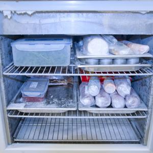 Pour différentes raisons, une couche de givre plus ou moins épaisse se forme sur une ou plusieurs parois du réfrigérateur. On peut à tors penser que s’il se forme du givre à l&amp