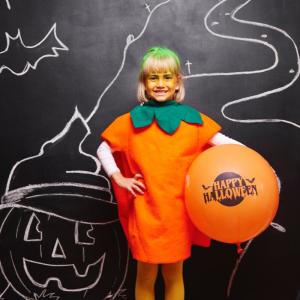 Vous cherchez un déguisement citrouille pour vos enfants ? Voici sans plus attendre notre sélection et nos déguisements avec des robes de citrouilles, des combis pour bébé, des accessoires et des cost