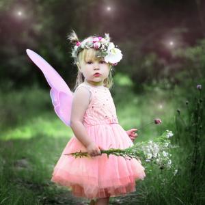 Votre fille veut se déguiser en fée, mais voilà elle n'a aucun déguisement de fée ! Utilisez une jupe de maman qui se transforme en jupe longue, nouez quelque foulard ou recyclez la robe de princesse 